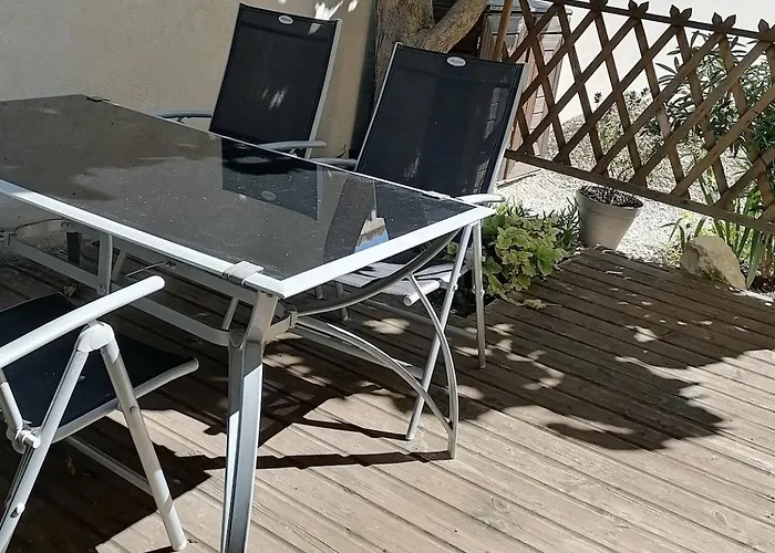 Maisonnette Climatisee Avec Terrasse- Entre Nimes, Montpellier Et Les Plages Holiday home *